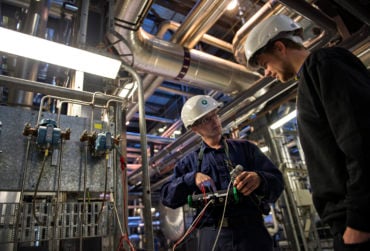 工程师使用Beamex MC6校准器