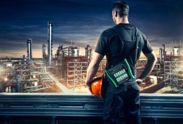 男子携带Beamex MC6先进的过程校准器